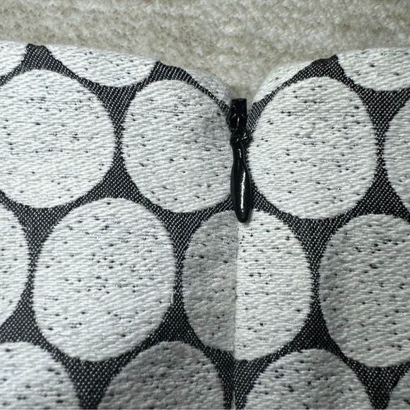 J Crew Size 2 Jacquard Geometric Design Skirt Back Zip Pockets White Gray EUC - Picture 6 of 8